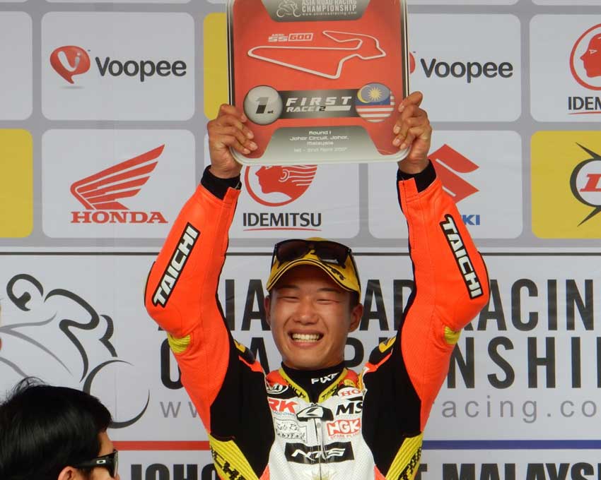 Pilote féminine moto Takasugi Naoko sourde elle pilote sa moto sans son