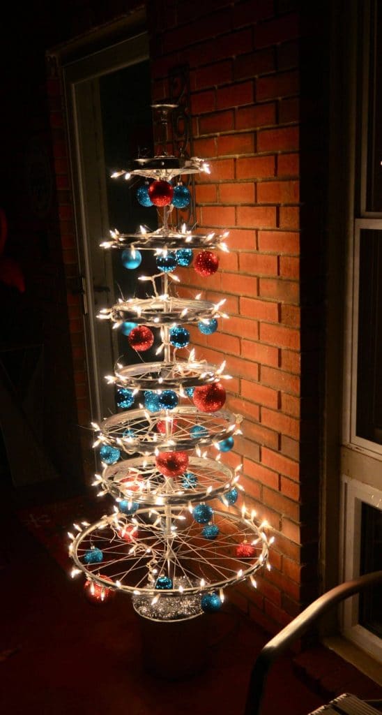 Idées de sapin de Noël pour passionnés d’auto moto Toutes pièces détachées peuvent être détournées à condition d’arriver à leur donner la forme d’un sapin