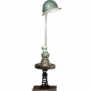 Cadeaux insolites pour fan d'auto/moto Daniela DAUDE artiste Création de mobilier avec pièces auto moto Lampe atelier Jielde soudée à un différentiel d'auto