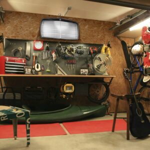 Daniela DAUDE Artiste sculpteur de mobilier avec des pièces détachées de voiture, un cadeau automobile Mercedes pour passionné d'auto et de deco garage