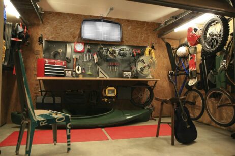 Daniela DAUDE Artiste sculpteur de mobilier avec des pièces détachées de voiture, un cadeau automobile Mercedes pour passionné d'auto et de deco garage