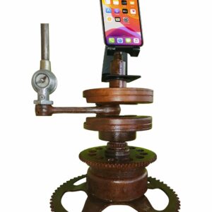 Déco garage maison. Atelier du Loft Mobilier avec pièces détachées de voiture moto