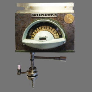 Ce support de papier toilette design est le cadeau idéal pour fan de Simca. Daniela DAUDE artiste, créations uniques avec pièces automobiles