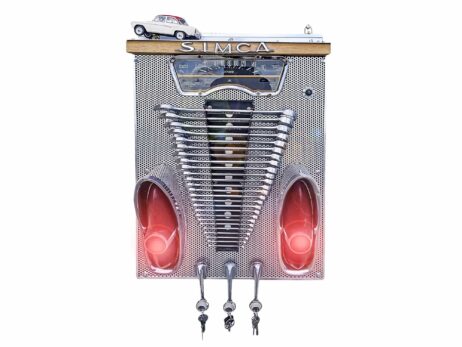 Luminaire Simca deco garage pour fans de mécanique Daniela DAUDE artiste plasticienne Mobilier avec pièces auto moto